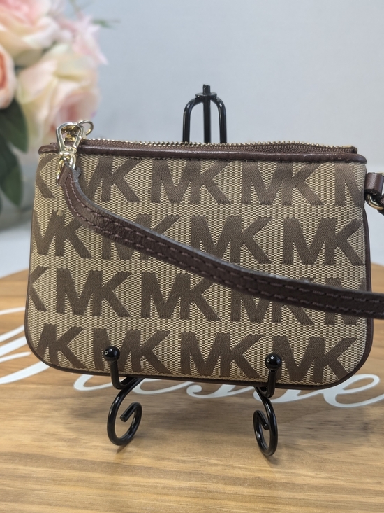 Michael Kors Handbags - 🌹Michael Kors Signature MK Canvas Wristlet
